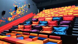 A theater with colorful seating and a stage. - 4(*) Standing flat, 3 bedrooms, private parking with AC near Panier Vieux-Port (Marseille)