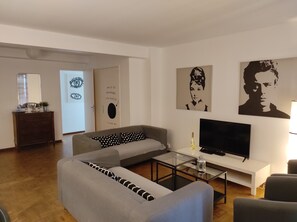 TV connectée, lecteur de DVD, livres