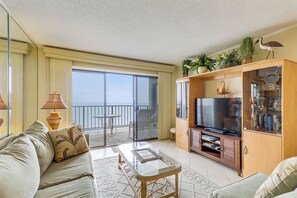 Flat-screen TV, DVD player - XPLORIE ACTIVITIES & LINENS INCLUDED*!  PLAZA - 2BR/open den. Indoor/outdoor pools & Tiki Bar. (Ocean City)