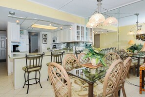 Dining - XPLORIE ACTIVITIES & LINENS INCLUDED*!  PLAZA - 2BR/open den. Indoor/outdoor pools & Tiki Bar. (Ocean City)