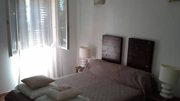 1 chambre, fer et planche Ă repasser