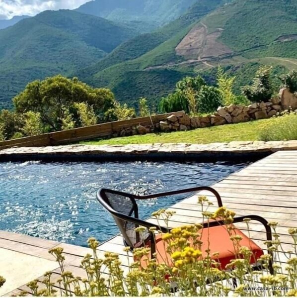 สระว่ายน้ำกลางแจ้ง, เก้าอี้อาบแดดริมสระ