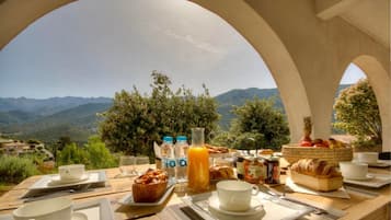 Free daily continental breakfast