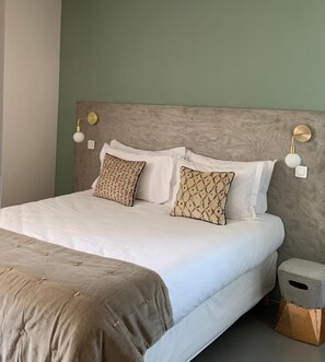 ห้องพักตกแต่งอย่างมีเอกลักษณ์, ตกแต่งพิเศษโดยเฉพาะ, โต๊ะทำงาน