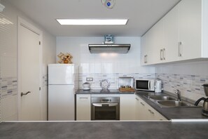 Een koelkast, een microgolfoven, een oven