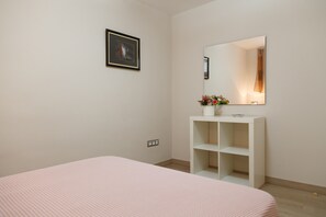 2 chambres, fer et planche à repasser, Wi-Fi gratuit, draps fournis