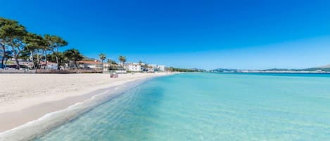Plage, chaises longues, serviettes de plage