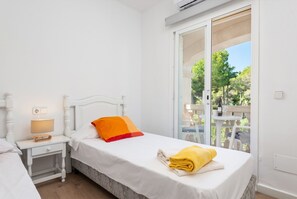 3 slaapkamers, een strijkplank/strijkijzer, reisbedje, wifi