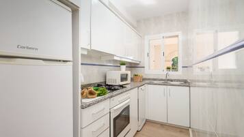 Réfrigérateur, micro-ondes, four, plaque de cuisson