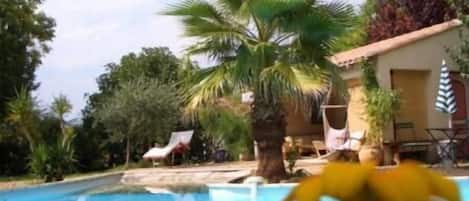 Una piscina al aire libre de temporada