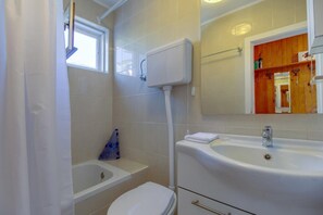 Villa Mirta | Kylpyhuone | Hiustenkuivaaja, pyyhkeet, vessapaperi