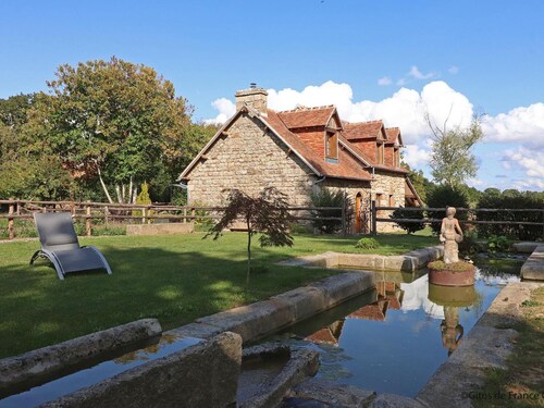 Cozy cottage with animals, garden and wifi included, peaceful setting in Normandy