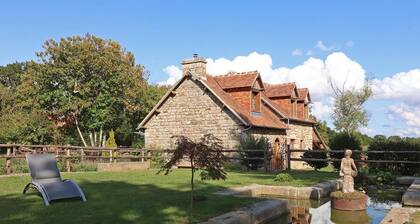 Cozy cottage with animals, garden and wifi included, peaceful setting in Normandy
