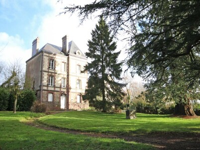 19th Century Mansion with Large Park and 5 Bedrooms, All-Inclusive, in L'Aigle