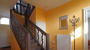 Un escalier avec des rampes en bois et une porte blanche en haut.