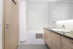Apartment, 1 Bedroom, Harbour View (Private Parking Space) | Bathroom