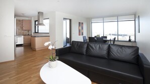 Appartement, 1 slaapkamer, uitzicht op haven (Private Parking Space) | Woonruimte