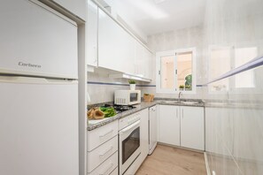 Kylskåp, mikrovågsugn, ugn och spishäll