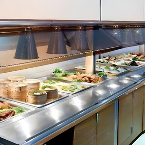 Een buffetopstelling met diverse gerechten en bakken.