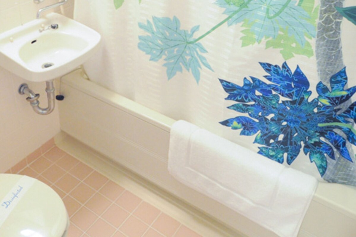 Une salle de bain avec des toilettes, un lavabo et une baignoire.