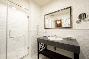 Deluxe-Doppel- oder -Zweibettzimmer | Badezimmer | Dusche, Hausschuhe, Bidet, Handtücher