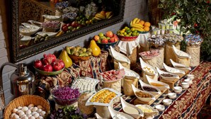 Una mesa de buffet con diversos alimentos y recipientes.