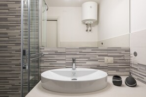 Douche, articles de toilette gratuits, sèche-cheveux, bidet