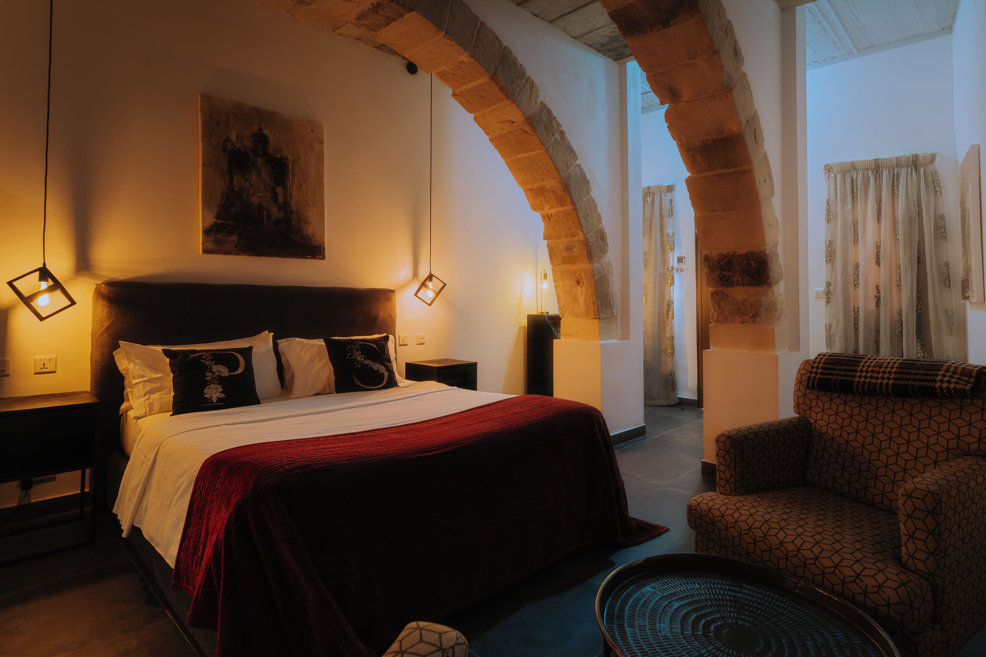 Deluxe-Doppelzimmer, 1 Queen-Bett | Minibar, Zimmersafe, individuell dekoriert, individuell eingerichtet