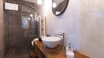 Chambre Deluxe double, 1 grand lit | Salle de bain | Baignoire et douche séparées, baignoire profonde