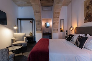 Chambre Double Deluxe, 1 grand lit | Minibar, coffres-forts dans les chambres, décoration personnalisée