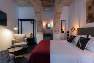 Quarto casal luxo, 1 cama Queen | Frigobar, cofres nos quartos, quartos à prova de som