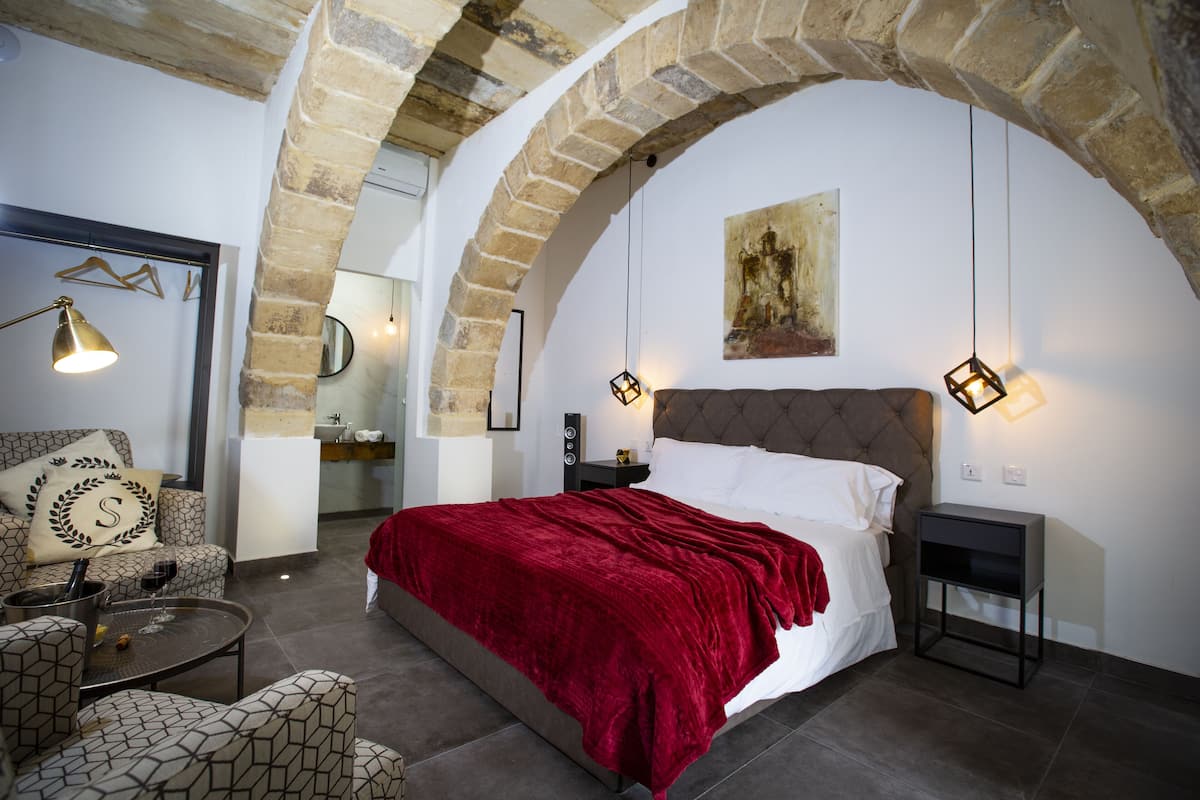 Deluxe Suite, 1 Queen Bed | Minibar, in-room safe, individually decorated, individually furnished