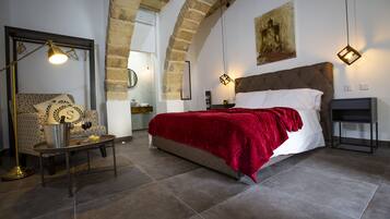 Chambre Double Deluxe, 1 grand lit | Minibar, coffres-forts dans les chambres, décoration personnalisée