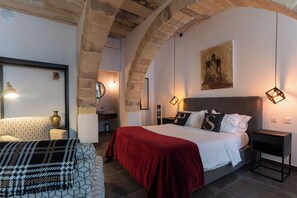 Deluxe tweepersoonskamer, 1 queensize bed | Een minibar, een kluis op de kamer, individueel gedecoreerd