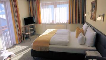 Kamar Quadruple Comfort, 1 kamar tidur, pemandangan gunung | Seprai antialergi, brankas, meja kerja, dan ruang kerja ramah laptop