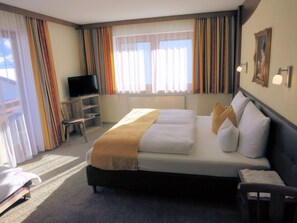 Comfort Quadruple Room, 1 Bedroom, Mountain View | Hypo-allergenic bedding, in-room safe, desk, laptop workspace - Gästehaus Burgi (Fuegen)