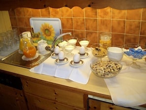 Free daily buffet breakfast - Gästehaus Burgi (Fuegen)