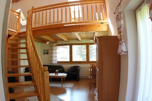 Klassiek appartement, 1 slaapkamer, uitzicht op bergen (plus 65 EUR cleaning fee) | Woonruimte | Een flatscreentelevisie