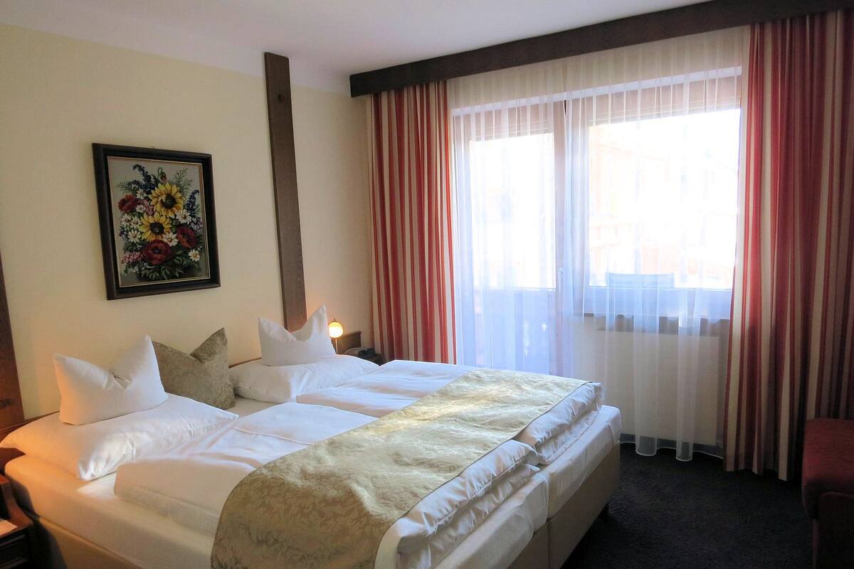 Quarto triplo conforto, 1 cama Queen e sofá-cama, vista para a montanha | Roupas de cama antialérgicas, cofres nos quartos, escrivaninha