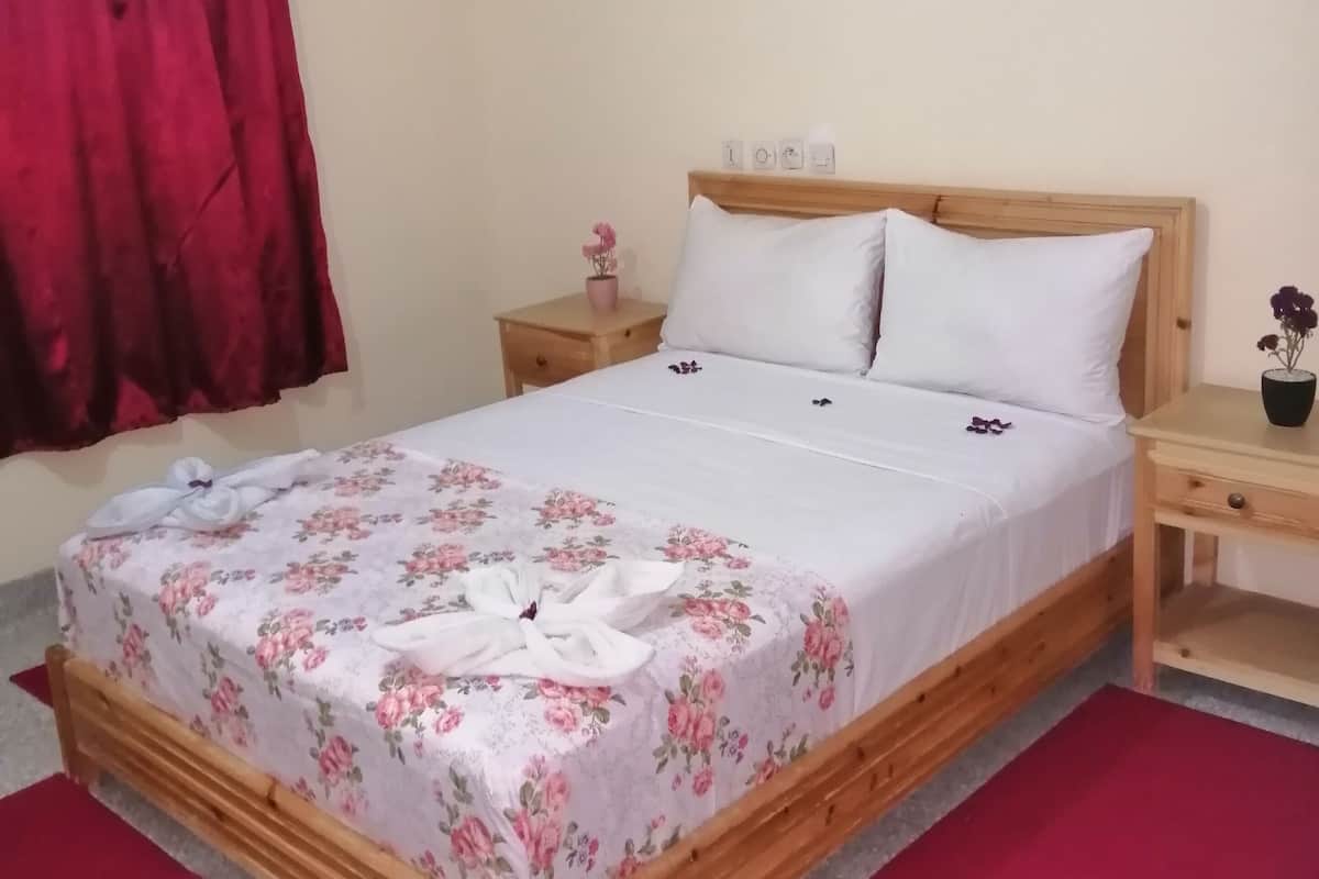 Double Room | Desk, WiFi (free), bed sheets