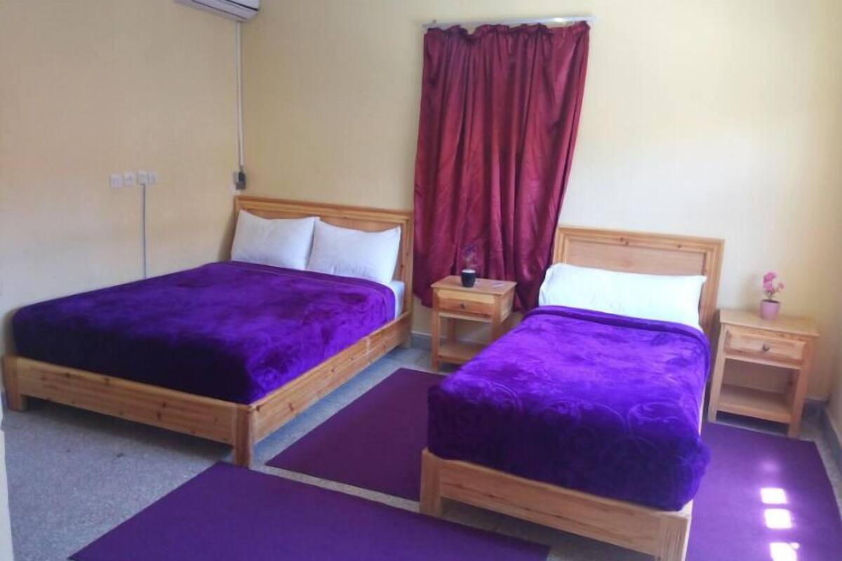 Triple Room | Desk, WiFi (free), bed sheets