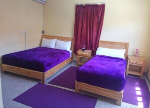 Habitación triple | Escritorio, wifi gratis y ropa de cama