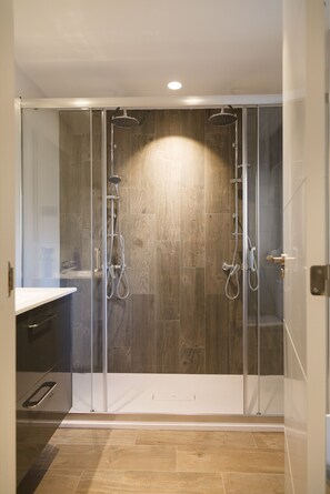 Een douche, handdoeken