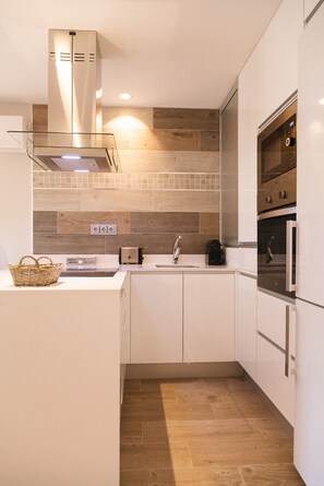 Fridge, microwave, oven, dishwasher - Modern Apartment 50m from the Beach · AirCon · WiFi· UHC PLAYA DORADA (Cambrils)