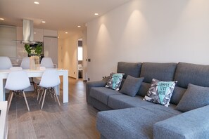 TV - Modern Apartment 50m from the Beach · AirCon · WiFi· UHC PLAYA DORADA (Cambrils)