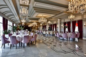 4 restaurants, breakfast, lunch, dinner served; Eastern European cuisine - Sapphire Zagulba (Baku)