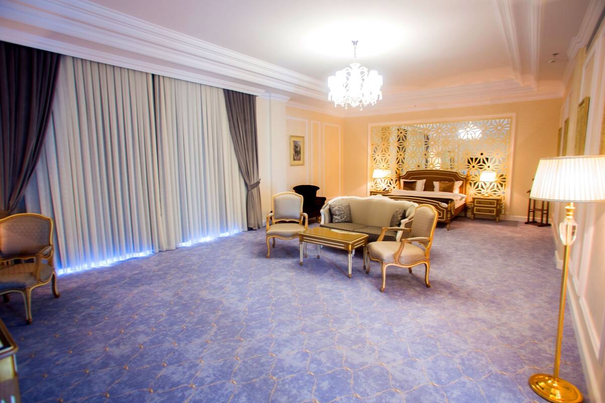 Family Double Room | Hypo-allergenic bedding, minibar, in-room safe, desk