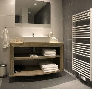 Shower, rainfall showerhead, hair dryer, bathrobes - Gastenverblijf Rodenburg (Streefkerk)