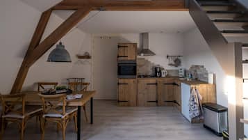Standard Apartment (Stalkamer 1) | Private kitchen | Full-sized fridge, microwave, oven, stovetop