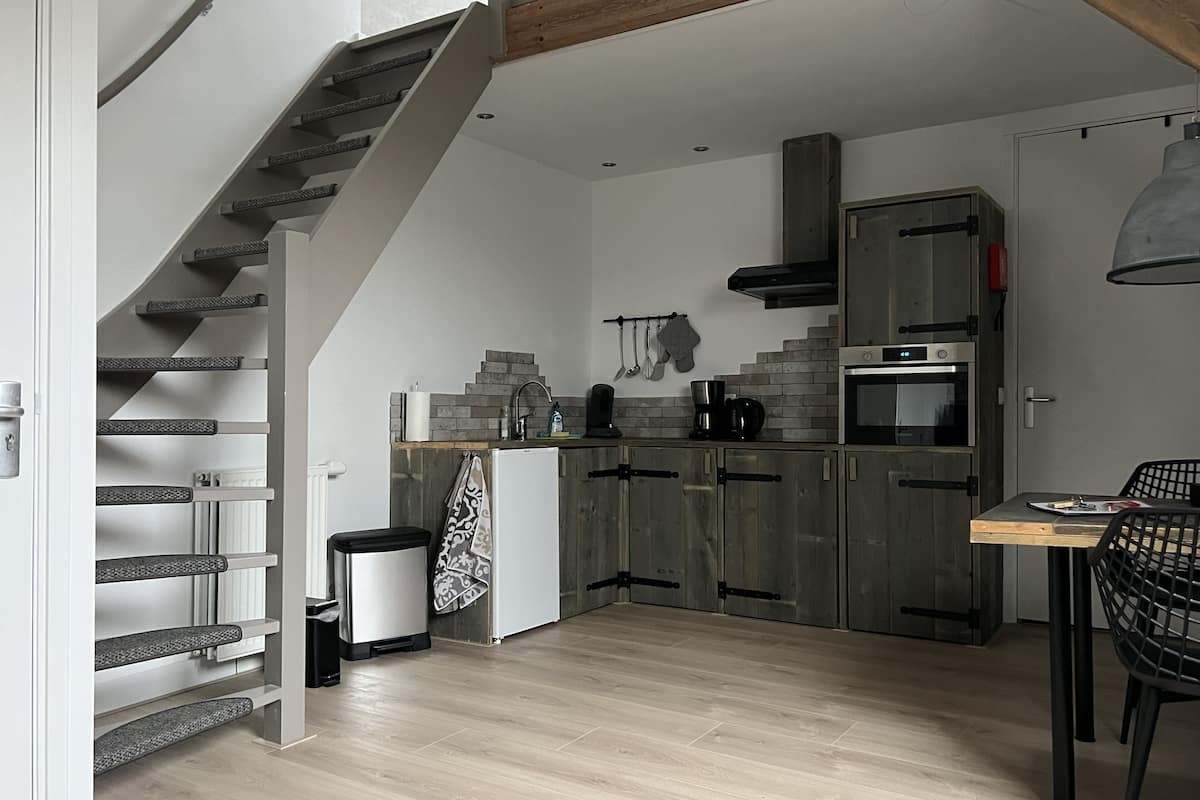 standard apartment (stalkamer 2) | private kitchen | full-sized fridge, microwave, oven, stovetop
